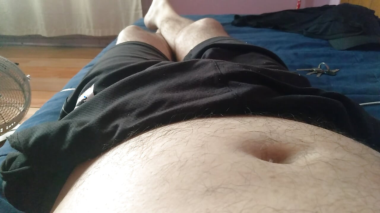 Sevimli genç adam büyük yarağını şehvetle yağlatıyor