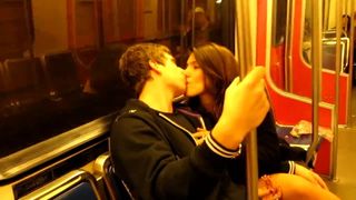 Casal safado se beijando no skytrain