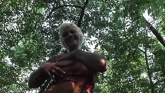 Sehr heiße oma mit kleinen titten und haariger muschi, eifrig zum ficken genießt und stöhnt dank meines schönen harten schwanzes