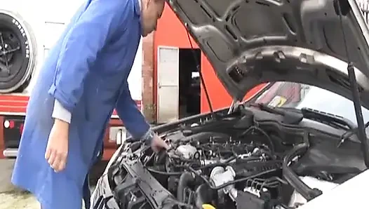 Reife dame aus frankreich bekam große ladung auf ihr gesicht