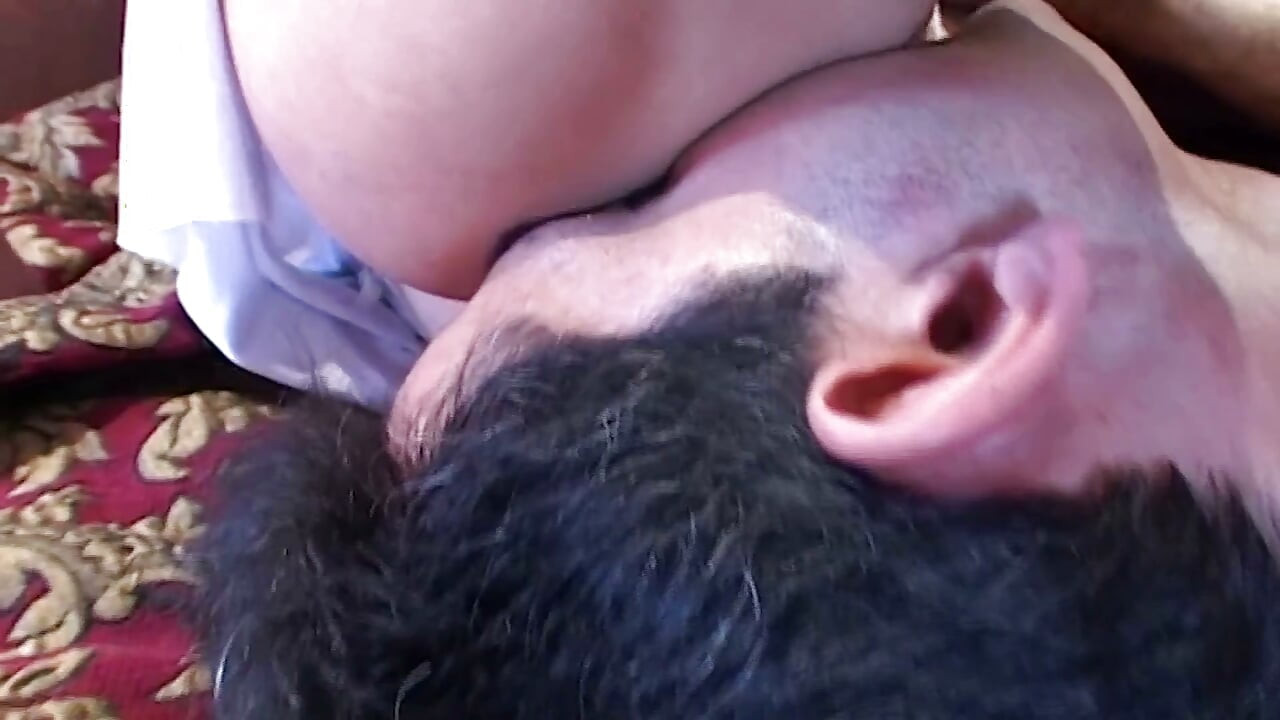 Curvele arată scena-2 Trei prietene excitate împart o pulă uriașă și o ejaculare facială