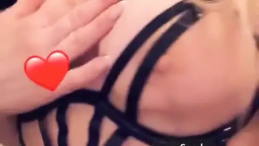 Cewek rambut pirang pakai masker dan semua dalam sekali pakai baju