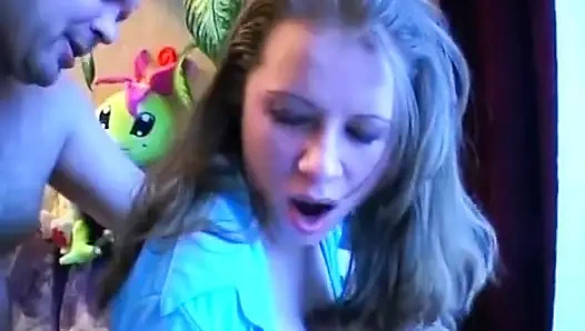 Schwanzlutschende college-schätzchen aus deutschland bekam sperma auf ihren arsch