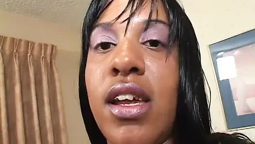 Remaja kulit hitam seksi dengan sepatu hak tinggi suka berada di atas saat memeknya disetubuhi