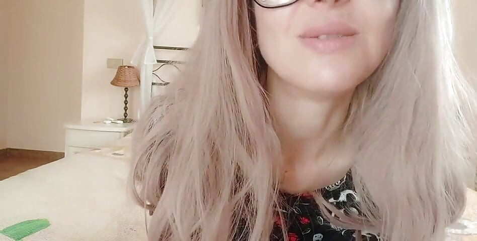 מבטא וולגרי חזק! זונה איטלקית יפהפייה מעליבה את המ' שלך בין גיהוק לפליצים