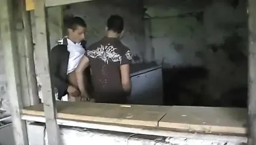 Fransız sürtük büyük yaraklarla 2 üst tarafından sikiliyor