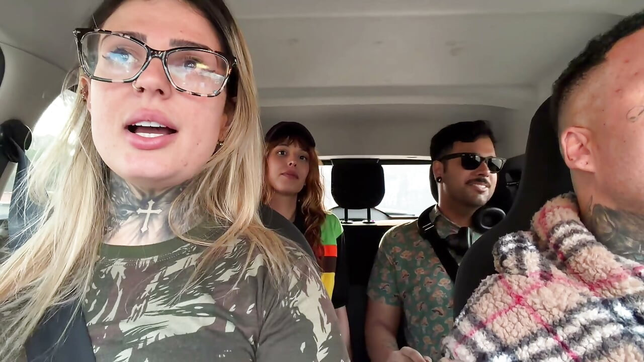 Llamé a Chapeira de comida rápida para tener sexo, ella aceptó y, junto con un seguidor, me pidió que la comieran y me dejó