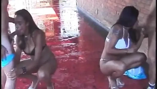 Pelacur basah kuyam kencing berendam di pesta seks pancuran emas