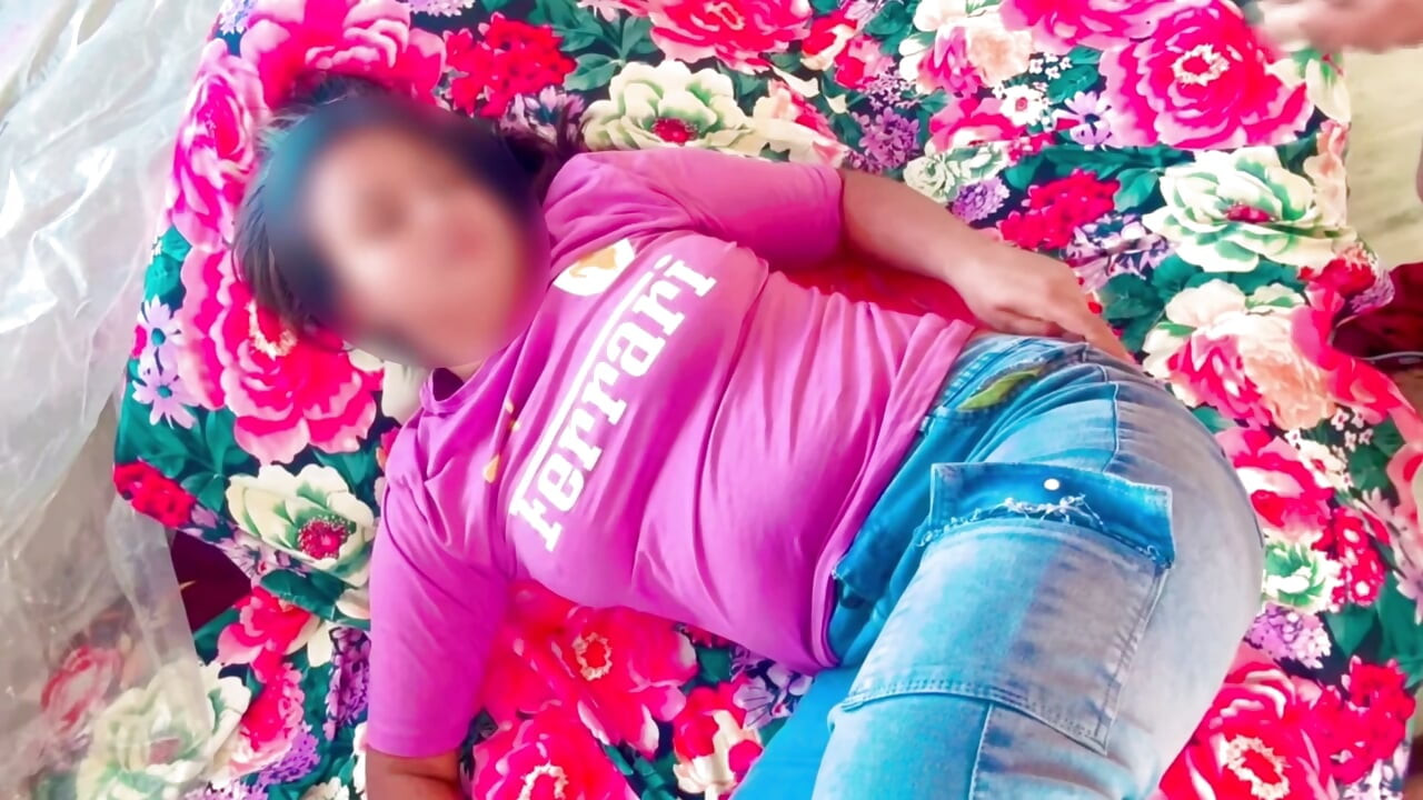 भारतीय गांव की गरीब लड़की Soniya की वेतन बढ़ाने के लिए उसके बॉस द्वारा जोरदार चुदाई सुंदर देसी भारतीय लड़की