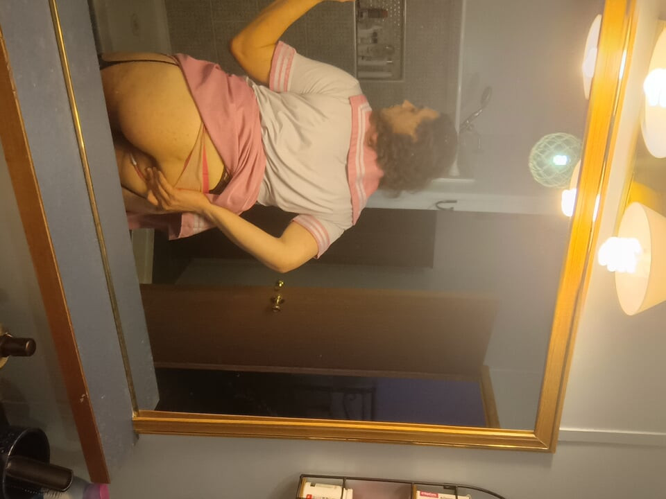 Japanska školarka odjevena u pederčića, razvaljena guza u čednosti ogromnim dildom