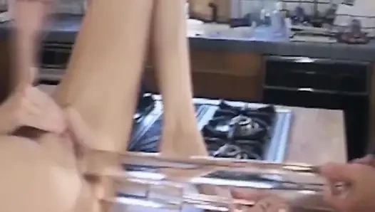 Reife MILF weit mit flasche und dickem schwanz gedehnt