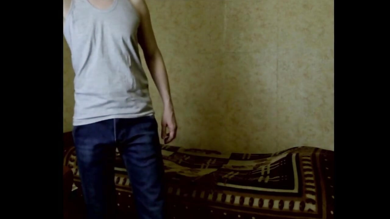 Молодой парень с несовершенным телом крутится перед камерой в разной одежде и показывает свое нижнее белье.