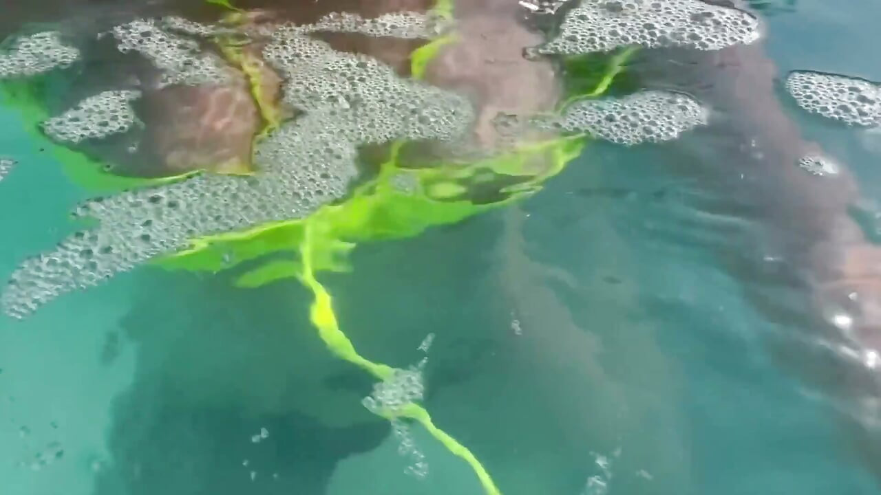 Artemisia houdt ervan om haar perfecte grote tieten onder water te laten zien en een sigaret te roken