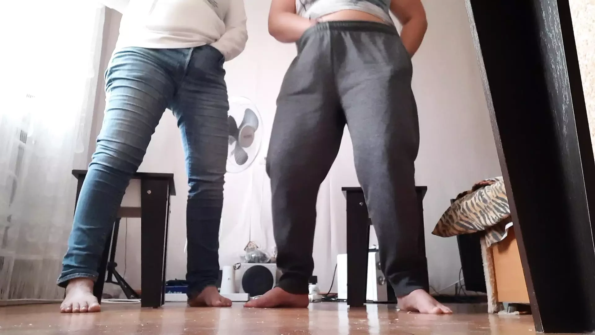 我们穿着衣服和继妹一起自慰，这样我们的父母就不会发现我们