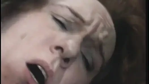 Azgın yaşlı sürtük amını yarakla doldururken yarak emiyor - yaşlı porno