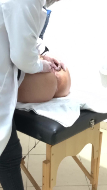 Ključni trenutak iz filma "Ginekolog obavlja rektalni pregled s prstima u njezinoj guzici."
