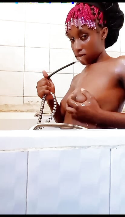 Saya mengongkek pepek basah saya di bilik air