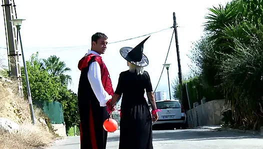 Pasangan sange menyeluruh keluar dari pesta halloween untuk ngentot