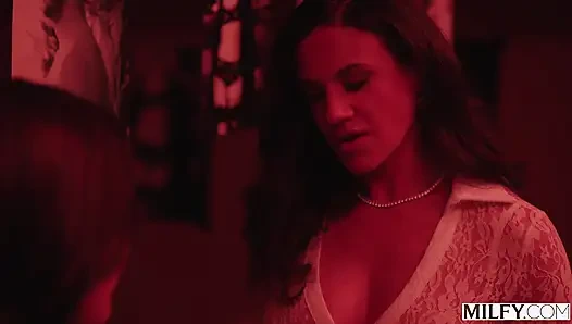 Orta yaşlı seksi kadın baştan çıkarıcı fotoğrafçı Penny Berber genç modeli Rissa May ile ateşli üçlü seks yapıyor