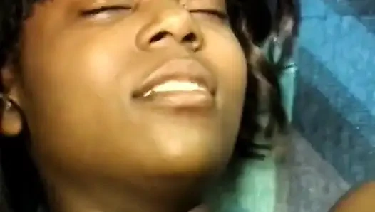 Kontol besar cowok kulit hitam ini disepong sama cewek nakal kulit hitam di kursi belakang bus