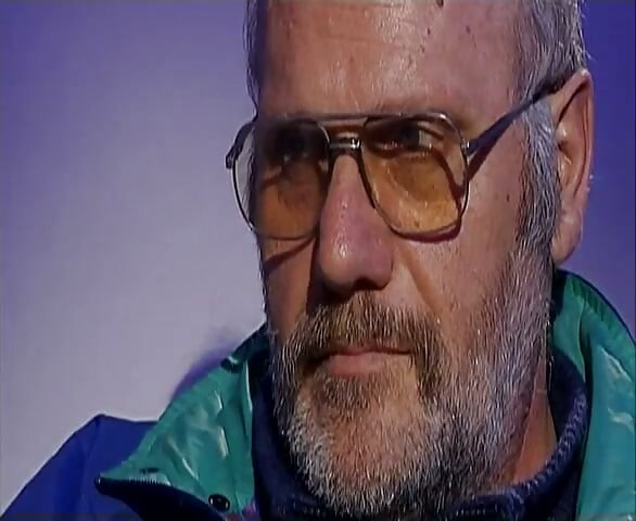 Τατουαρισμένη μελαχρινή Γερμανίδα γκόμενα μοιράζεται σε Vintage FFM με διαφορά ηλικίας