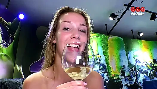 Pembe Saçlı Solo Sürtük Amcığını Yumrukla açıyor Ve Bahçede Fışkırtıyor!