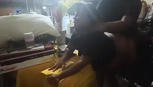 Masukin memeknya di garasi