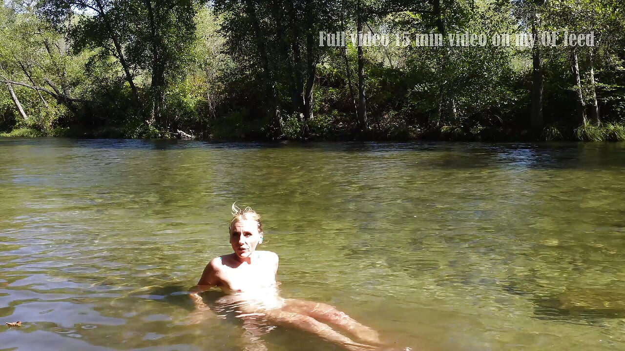 Seksowna blondynka dostaje cipkę zjedzoną i pokryta spermą na zewnątrz