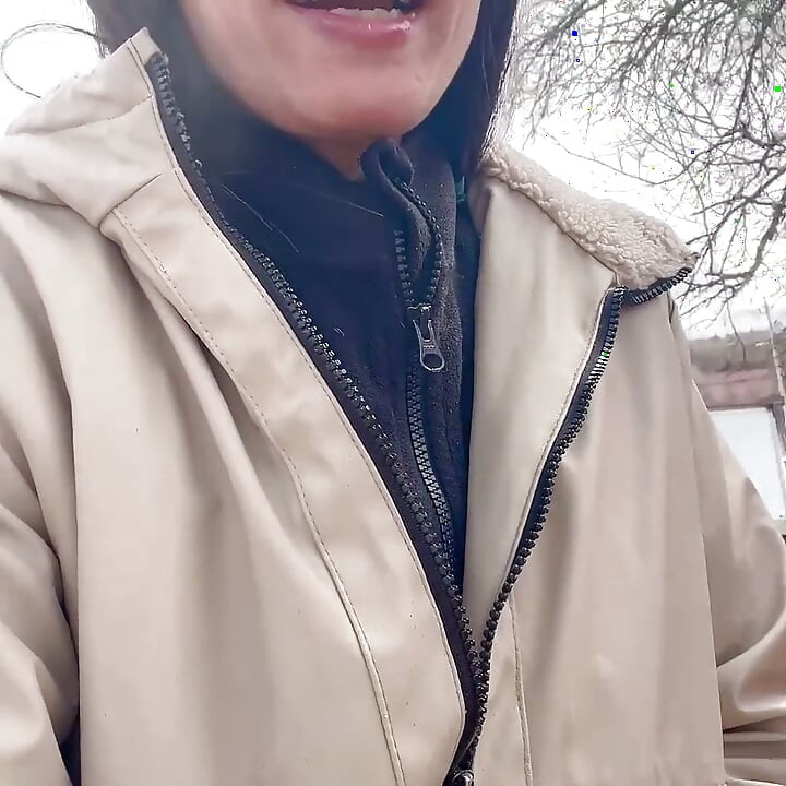 Dışarı Çıkıp Işeyen Amcık Ortaya Çıkıyor