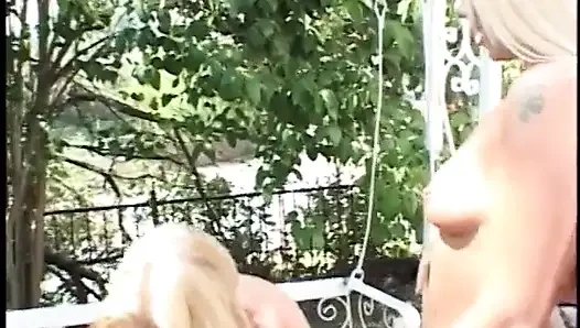 Горячие блондинки-лесбиянки с взбитыми сиськами развлекаются дилдо на улице
