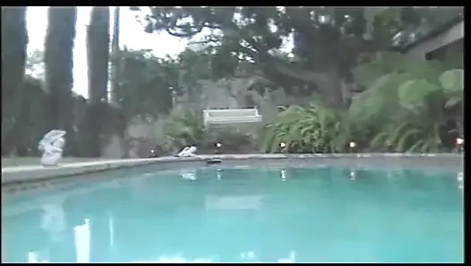 Seksi yarak emen sarışın yarağa bindikten sonra yüzüne boşalmanın tadını çıkarıyor (videoda müzikten başka ses yok)