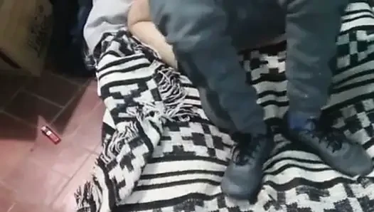 Montanolu kız yerdeki yatakla giyiniyor