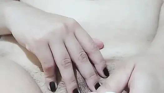 Komşum bana masaj yapıyor ve sonunda götümü sikiyor