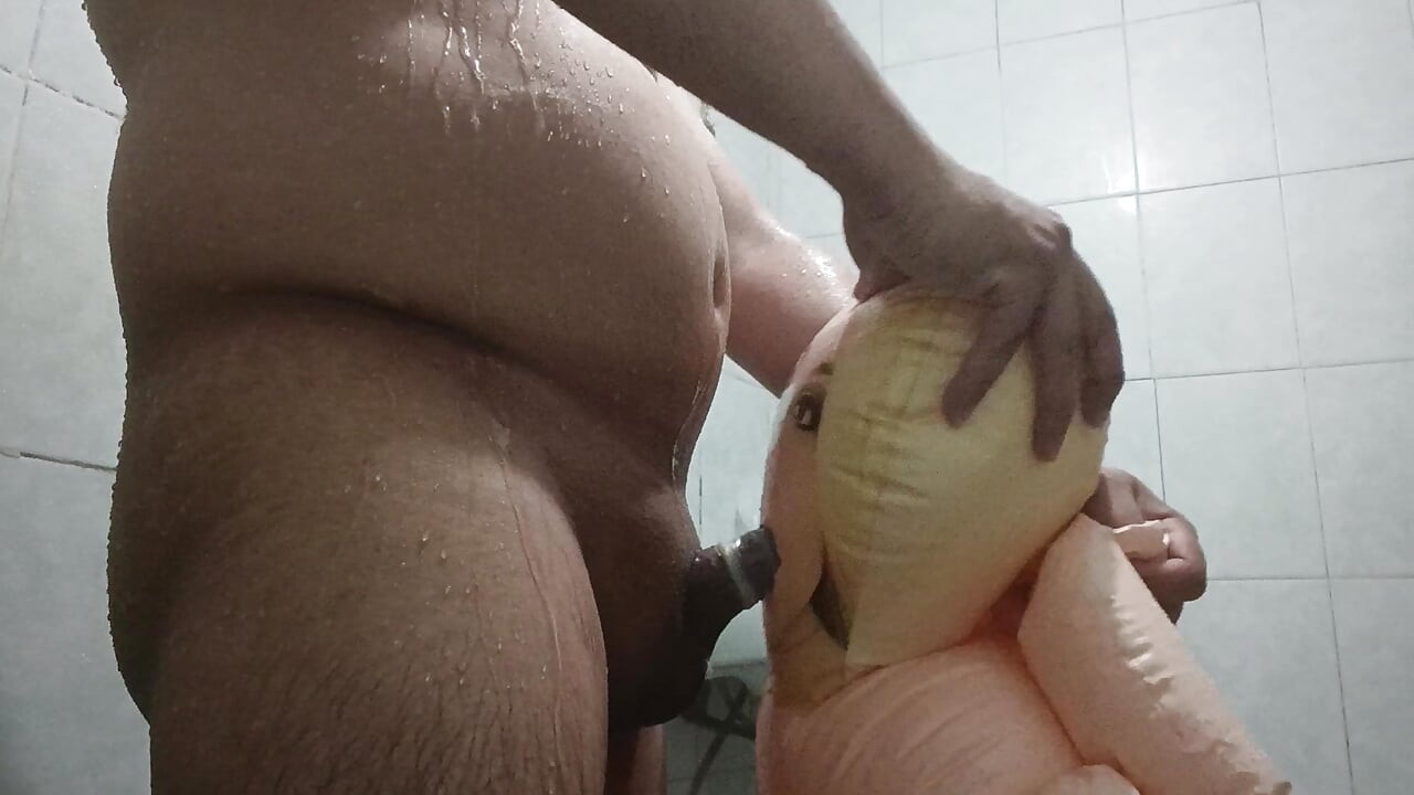 Moja lutka za napuhavanje puši mi kurac u kupaonici dok se tuširamo.
