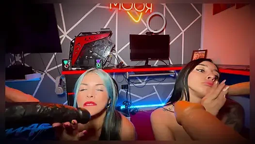Penis Oynamak Isteyen Oda Arkadaşları Dildo Ile Oynamak Ve Birbirlerinin Poposunu Yemek - Sweetkimmi