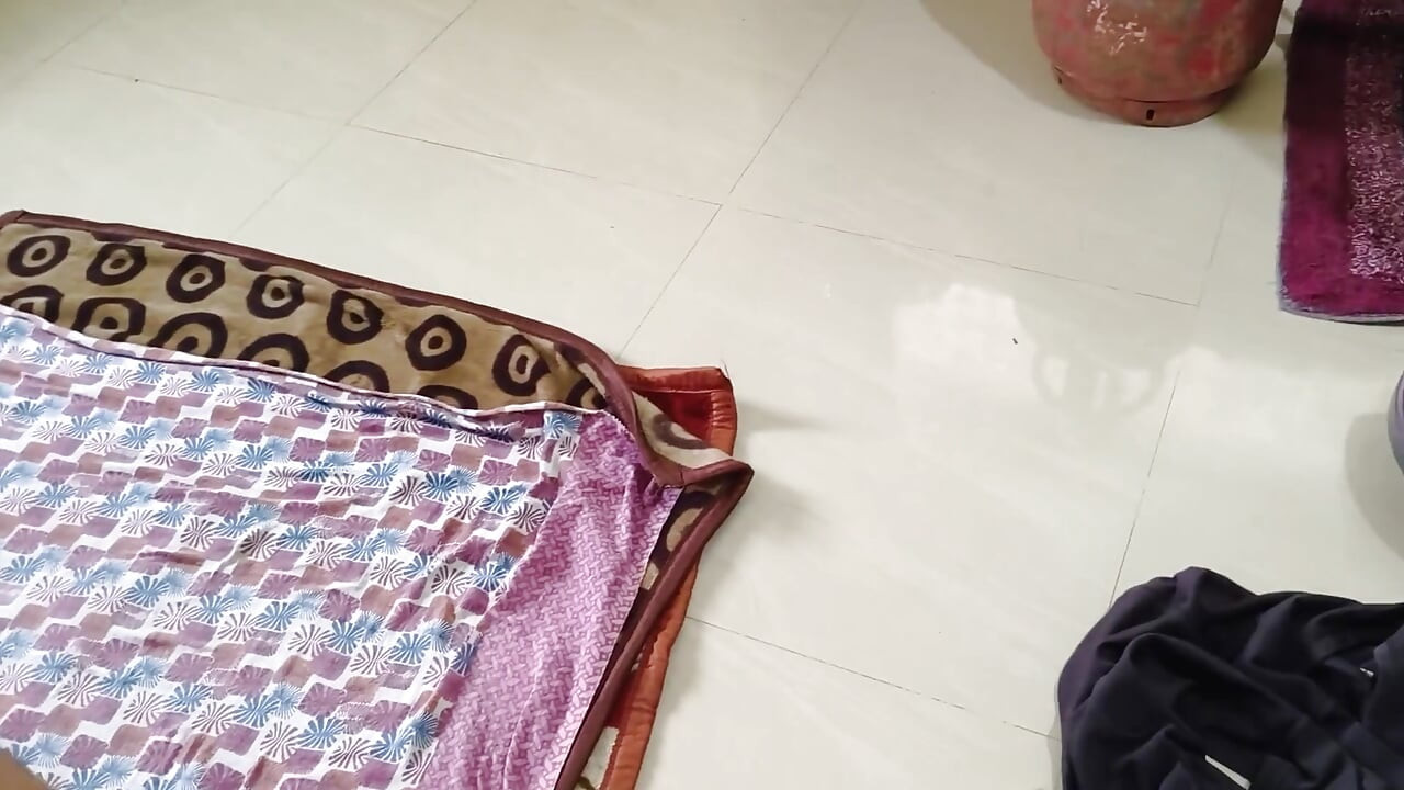 Hintli hizmetçi sahibi tarafından tuzağa düşürülüp baştan çıkarılıyor