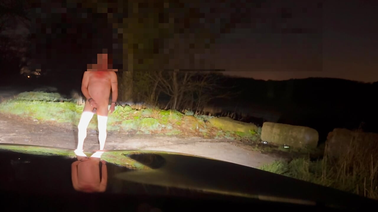 Une voiture twerkant aux pieds nus et branlette passée et je me cache à moitié, par le cul est en l’air d’être vu