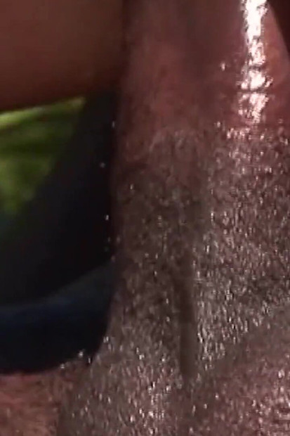 性感的黑发女郎在泳池边抚摸她的阴户, 并被大黑屌干菊花