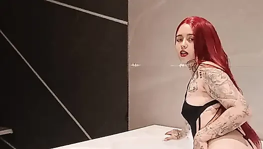 Si rambut merah di jakuzzi sendirian