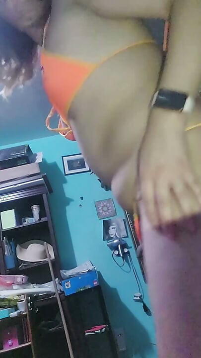 Транс-дівчина GF танцює в сексуальній білизні