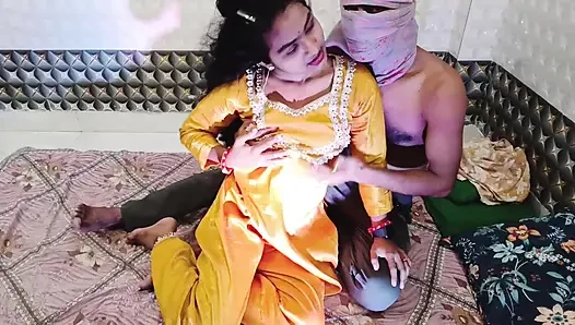 Istri india asli lagi asik posisi cowgirl dan penuh gairah dengan pakaian tradisional