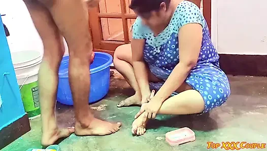 Yaz aylarında, üvey erkek kardeşimle ateşli xxx banyosunın tadını çıkarıyorum