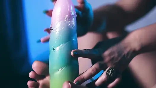 Auf einem Rieseneinhorn-dildo hüpfen