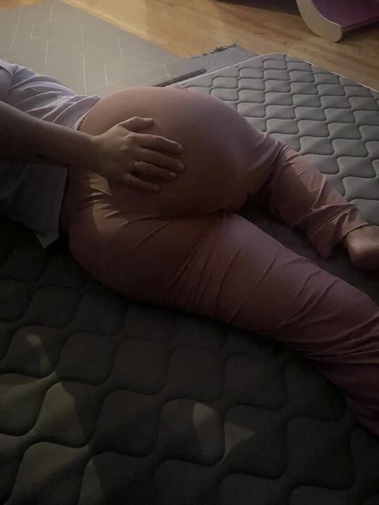 PAWG booty from the couch