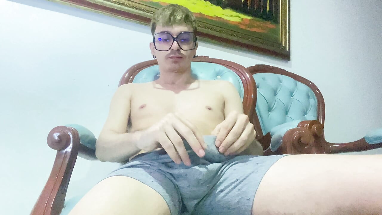 Femboy bermain dengan kontolnya dan menunjukkan pantatnya yang lapar apa macho