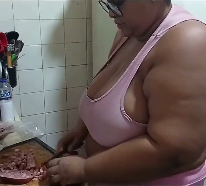 Stepmother in the Kitchen, Fucking Until She Gets a Lot of Cum in Her Mouth.
