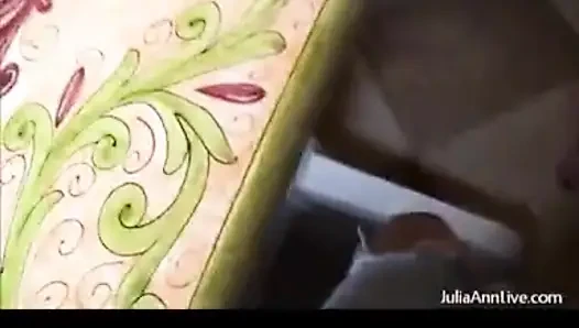 Orta yaşlı seksi kadın mutfak sakso