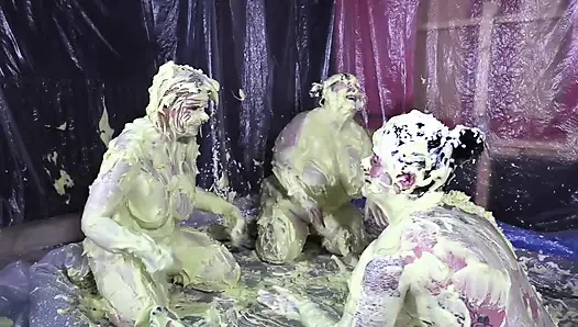 Cheyenne Hannah ve Skyler ile köpük eğlencesi