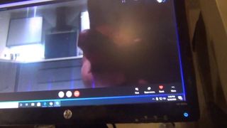 Un cul se fait éjaculer devant la webcam