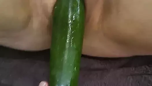 Julie Cunningham, tief öliger Dildo, draußen nackt Zucchini-Gemüse-Einführen